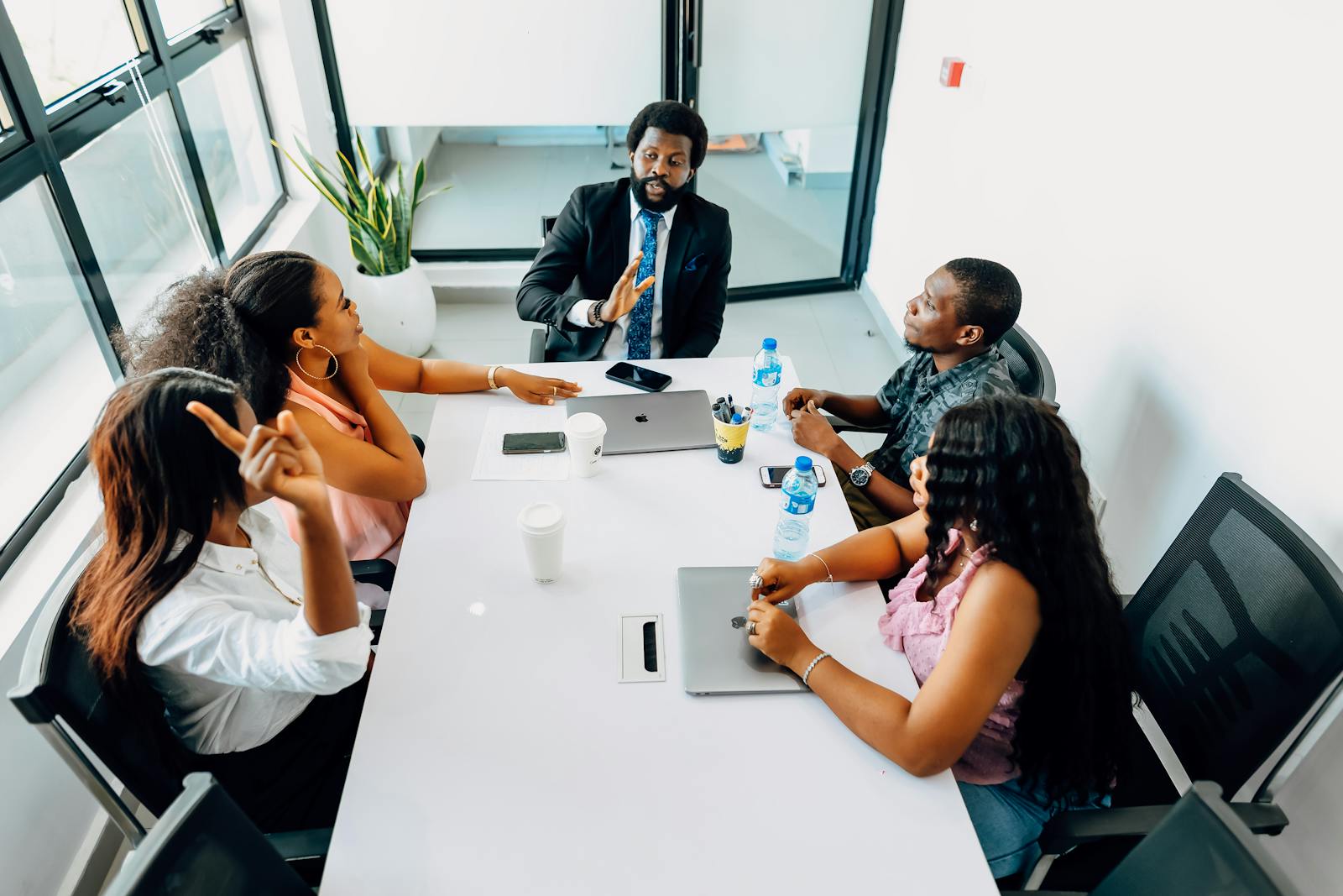 Consultores reunidos a analisar processos e indicadores empresariais