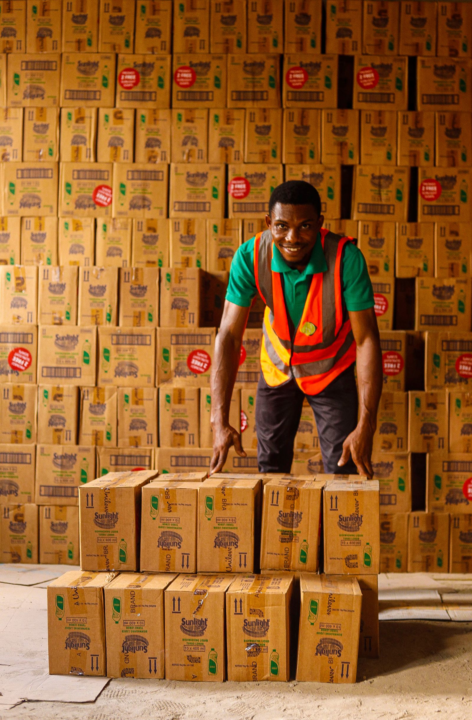 Operação logística em armazém com controlo de stock e organização de processos.