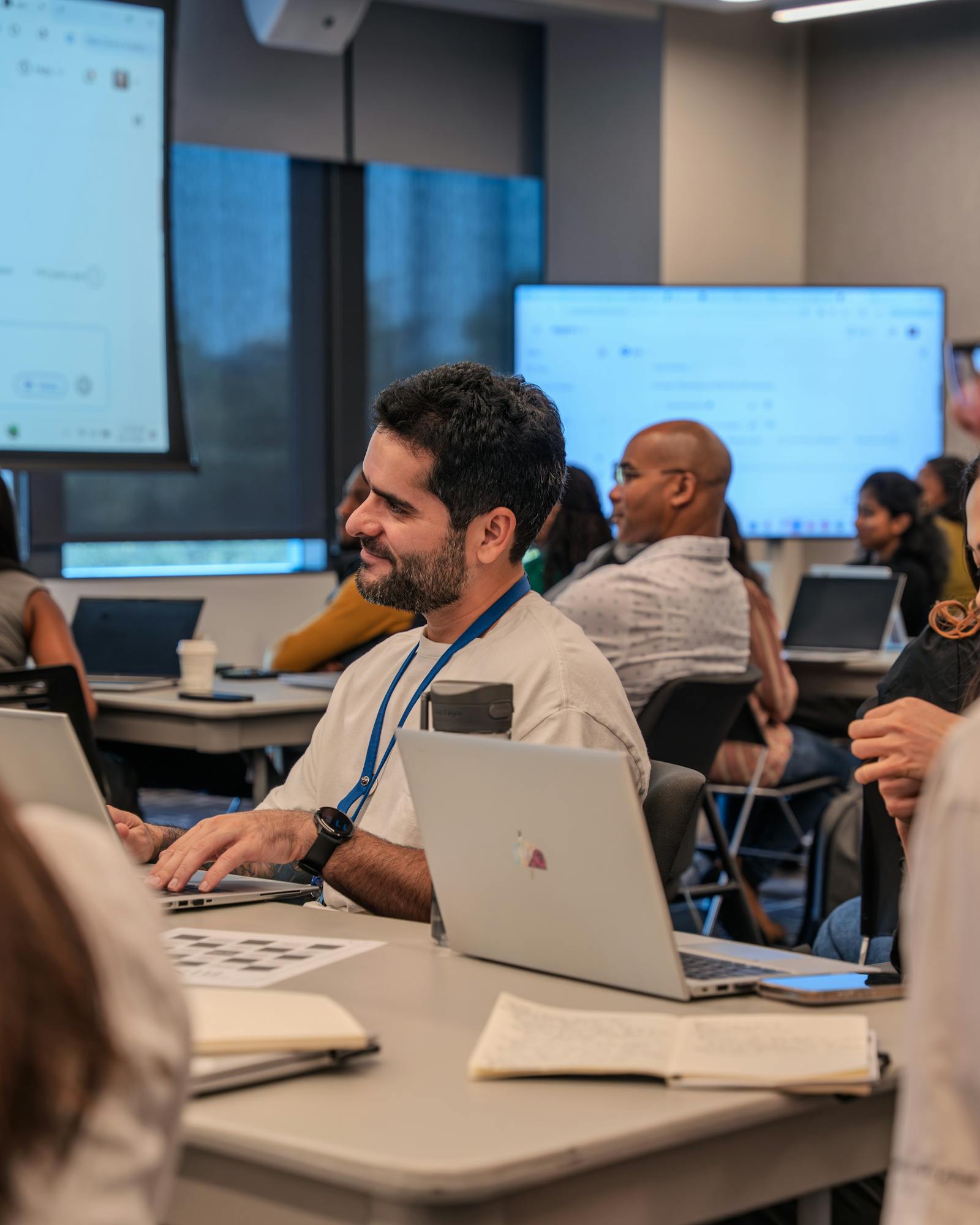 Sessão de treinamento corporativo com equipa em reunião de aprendizagem.
